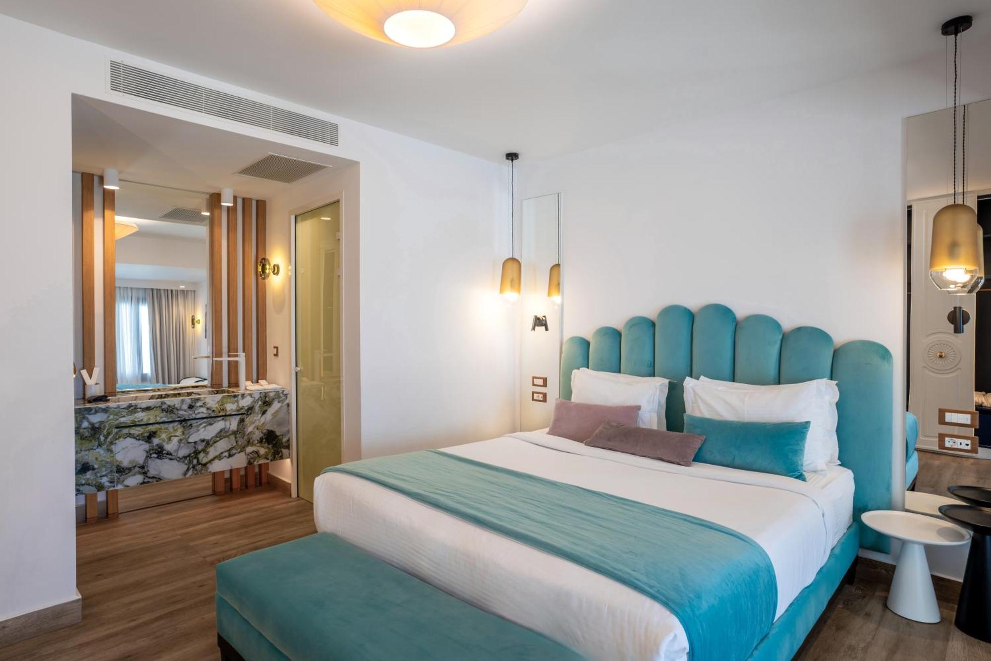 King Suite with Sea View & Heated Plunge Pool